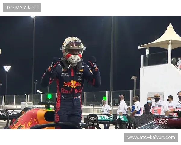 维斯塔潘杆位发车领跑全程 阿布扎比正赛未现安全车