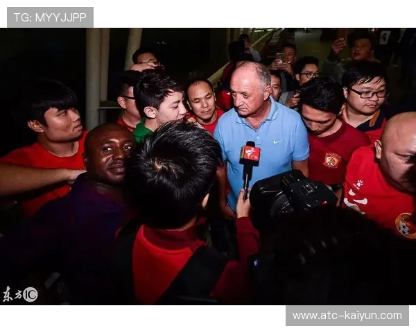 门兴格拉德巴赫赛前致敬功勋教练,球迷举横幅纪念 门兴格拉德巴赫赛前致敬功勋教练,球迷举横幅纪念